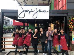 Tak sampai dua tahun, waralaba kopi kekinian ini telah memiliki 700 gerai di seluruh indonesia. Proposal Usaha Kopi Janji Jiwa Cara Golden