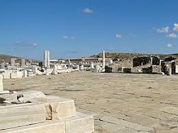 Agorafobia, unione di due parole greche agorà (piazza) e fobia (paura), è letteralmente la paura di trovarsi in luoghi aperti, dove potrebbe non essere disponibile alcun aiuto. Agoraphobia Wikipedia