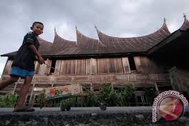 Masyarakat Kawasan Saribu Rumah Gadang Keluhkan Kayu Untuk Revitalisasi Rumah Gadang Tidak Sesuai Kriteria Antara Sumbar