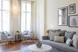 Helles Wohnzimmer Mit Hoher Decke Und Mobeln Im Pastell Gemutliche Sitzecke Neben Fenstern Wohnz Helle Wohnzimmer Wohnzimmer Mit Hoher Decke Wohnzimmertisch