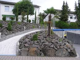Die basaltsteine wurden maschinell gebrochen. Beetabdeckungen Centrum Garten Land Centrumgala