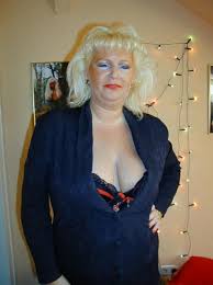 Carole, cougar assumée baise avec le fils d'une amie. Hot Breaking News