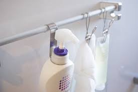 お風呂のヌメリ対策には バスグッズをなるべく 吊るす と効果的 セリアでシャンプーボトル用のフックが販売されています シャンプーボトル 収納 アイデア ボトル