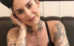 Filha de michael jackson tatua novo tributo. Sofia Dinis O Motivo Que A Levou A Tatuar O Corpo Aos 9 Anos Foi Me Diagnosticada Psoriase Nova Gente