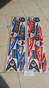 Keduanya memang berbagi basis di sektor mesin, unit 124,89 cc yang sanggup memuntahkan torsi puncak 9,3 nm pada 4.000 rpm dan tenaga maksimal 10,1 ps pada 8.000 rpm. Sticker Striping Honda Supra Fit Home Facebook