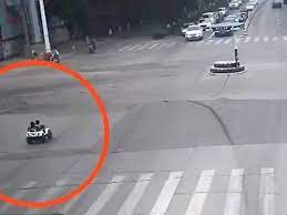 Untuk lukisan dengan bahan ini, jarum suntikan gula digunakan. Kanak Kanak Pandu Kereta Mainan Di Jalan Raya