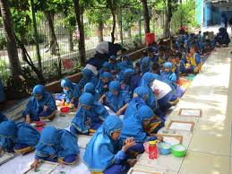 Setelah kertas berubah menjadi bubur, langkah selanjutnya berikan lem kayu dan aduk hingga merata. Puncak Tema Dengan Kreasi Dari Bubur Kertas Sd Muhammadiyah 8 Surabaya