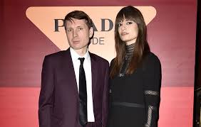 La grenade, nue, ma sœur, comme toi, les fleurs, on ne meurt pas d'amour, dors. Franz Ferdinand S Alex Kapranos And Clara Luciani Are Teasing A Collaboration