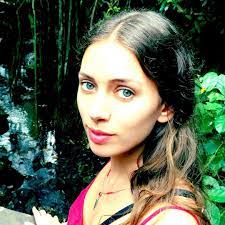 Christine Pillow's Instagram, Twitter & Facebook