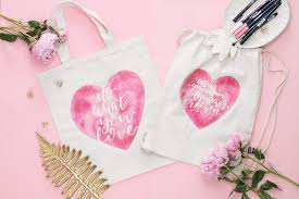 Nun wird der aufbügler an seinen platz gelegt. So Kannst Du Deine Eigenen Lettering Bugelbilder Selber Machen