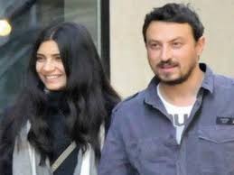 Onur saylak, boşandığı eşi tuba büyüküstün'e yönetmen koltuğunda oturduğu filmin fragmanında ve afişinde yer vermezken, sosyal medyada da takipten çıkarttı. Tuba Buyukustun Ve Onur Saylak Ayni Dizide Mi Oynayacak