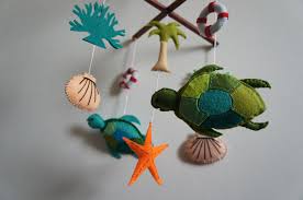 Mobile Bebe Ocean Tortue Coquillage Bouee Cocotier Algue Et Etoile De Mer Jeux Peluches Doudous Par La Tortue Bleue Mobile Bebe Tortue Coquillage