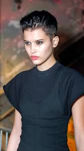 To add femininity, include a pair of understated stud earrings and a light pink lipgloss. Top Androgynous Hairstyles And Haircuts 2019 Madame Hairstyles Madame Hairstyles Mister Cutts