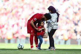 محمد صلاح يحتفل في ملعب انفيلد مع اسرتهاول ظهور ل كيان محمد صلاح بجانب ابنتة مكة وزوجتة ماجي صادق زوجة محمد. ÙÙŠ Ø¹ÙŠØ¯ Ø§Ù„Ø­Ø¨ ØªØ¹Ø±Ù Ø¹Ù„Ù‰ Ù‚ØµØ© Ø­Ø¨ Ù…Ø­Ù…Ø¯ ØµÙ„Ø§Ø­ ÙˆØ²ÙˆØ¬ØªÙ‡ ÙˆÙ…Ø¹Ù„ÙˆÙ…Ø§Øª Ù„Ø§ ØªØ¹Ø±ÙÙˆÙ†Ù‡Ø§ Ø¹Ù†Ù‡Ù…Ø§ Musicnation Ù…ÙŠÙˆØ²ÙŠÙƒ Ù†Ø§ÙŠØ´Ù†