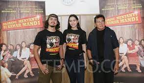 Film Dilarang Menyanyi Di Kamar Mandi Suguhkan Satir Masa Kini Seleb Tempo Co