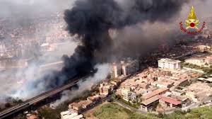 Lo stabile è stato evacuato e sono stati tratti in salvo. Dcqg55j1rowm0m
