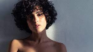Suivez son actualité sur son site officiel (sorties, concerts Barbara Pravi Covers Amar Pelos Dois In French Escbubble