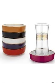 Geleneksel ince belli çay bardağı formu, i̇stanbul tiryaki' de yeniden şekilleniyor, anlamlanıyor. Koleksiyon Tiryaki Zincir 6 Li Cay Seti