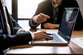 Equipe especializada em marketing digital trabalhando em estratégias inovadoras