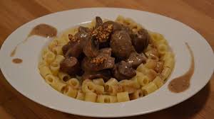 Les rognons sont cuisinés et rehaussés par une crème onctueuse : Rognons De Boeuf Carottes Champignons Et Sauce Moutarde Maevab Recette Cuisine Companion