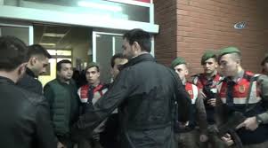 Belki odasında ki yatağına uzanmıştır hafifçe esen bir rüzgar demir parmaklıklar ardından içeriye girip yatağının baş ucundaki türk bayrağını ve atatürk'ün fotoğrafını kımıldatıyordur.uyumadan önce son bir cigara yakıp düşünmeye başlamıştır.hayatı. Hastanede 8 Saat Boyunca Alaattin Cakici Alarmi Ntv