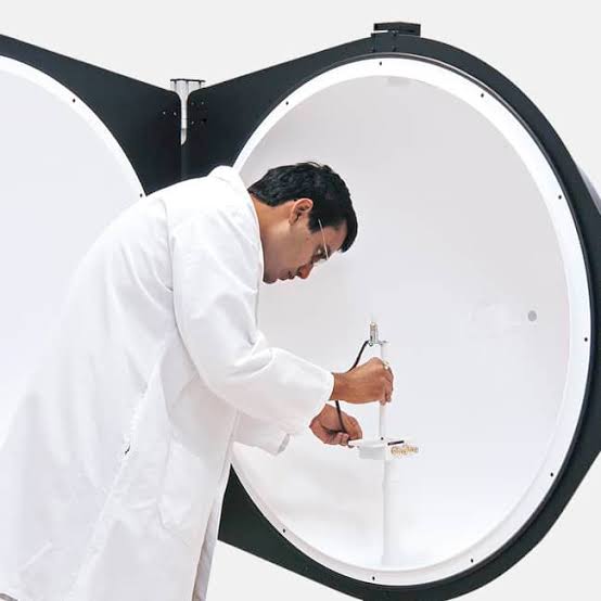 Integrating sphere spectroradiometer validating wavelength purity and optical flux，AI 生成