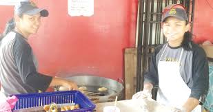 Mereka berkerabat dekat dengan ikan mas, dan karena itu banyak orang menyebutnya ikan mas koi. Si Kembar Penjual Cakoi