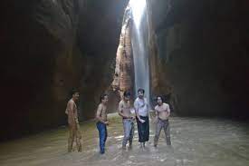 Air terjun lubuak batang merupakan salah satu pesona dari kecamatan kapur ix, air terjun ini terletak didalam celah tanah bebatuan yang cukup tinggi, untuk mencapainya dibutuhkan trekking yang cukup melelahkan. Air Terjun Lubuk Batang Di Kapur Ix Lima Puluh Kota Winny Marlina