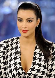 Black And White Outfit With Red Lipstick Kim Kardashian 2011 Beauty Makeup Red Lipstick Kim Kardashian Hair Kardashian Hair Kardashian
