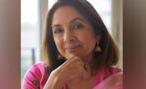 Kareena kapoor khan on monday launched actor neena gupta's autobiography. R0gxsto1lumbbm