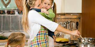 State lavorando per la famiglia, quindi non mugugnate se vi tocca lavorare fuori orario, se tornate a casa e invece di pensare a come usare al meglio il vostro prezioso tempo libero trovate un altro impegno familiare, pardon lavorativo: Mamme Lavoratrici Dividersi Tra Casa E Lavoro Senza Impazzire
