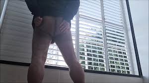 Mirando afuera, jugando, lamiendo el semen y ordeñando en la ducha