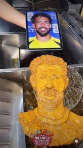 Febre mundial após estreia na Copa, Vozinha vira até milanesa em restaurante na Argentina; veja vídeo