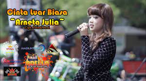 Waktu pertama kalikulihat dirimu hadirrasa hati ini inginkan dirimuhati tenang mendengar suara indah menyapa geloranya hati ini tak ku sangkarasa initaktertahanhati ini selalu untukmuterimalah lagu ini dari orang biasatapi cintaku padamu luar biasa aku tak punya bungaaku tak punya hartayang. Cinta Luar Biasa Arneta Julia Om Adella Anniversari 1 Dekade Maki Madiun Terbaru 2019 1 Youtube