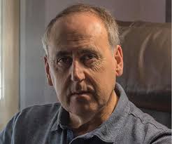 Héctor Pose presenta en Malpica a novela 'A urna das cartas'