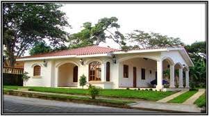 Los planos de casas con corredores frontales ya no suelen ser tan populares, pero ello no les quita su encanto particular. Casa Con Corredores