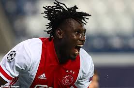 Duván zapata (atalanta) right footed shot from the centre of the box to the top left corner. Atalanta 2 2 Ajax Visitors Surrender Two Goal Lead As Zapata Scores Twice To Secure Point Daily Mail Online