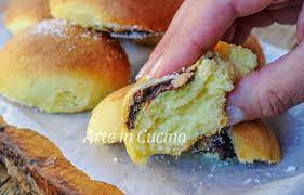 Perfetti a colazione e a merenda con qualche crema golosa. Panini Al Burro Morbidissimi Ripieni Con Nutella