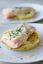 Saumon Cuit A L Unilaterale Sauce A La Moutarde Ecrase De Pommes De Terre Au Fromage Et Ciboulette Les Delices De Marina Recettes De Cuisine Pomme De Terre Au Fromage