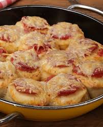Man Nehme Knack Und Back Brotchen Aus Der Kuhltheke Und Belege Sie Wie Eine Pizza Schon Ist Die Bubble Up Pizza Fertig Um Bubble Up Pizza Rezepte Abendbrot