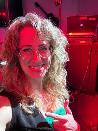 Ok my peeps…I love singing but I can't sing all night by myself. Please  come out and sing a few with me! Starts now till 11:30 🎶🎶🎶