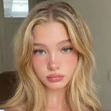 Daisy Amaris's Instagram, Twitter & Facebook