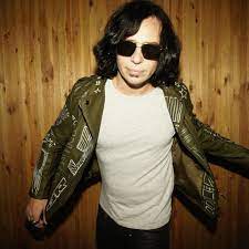 Swissa began his musical career as a punk rocker in 1990, when he formed a group called sartan hashad (en. Skazi Music S Stream