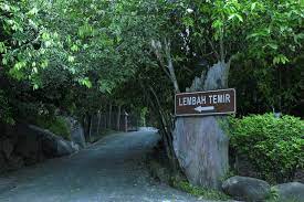 Chalet atas air, berhadapan dengan air terjun milik pengusaha melayu. Lembah Temir A Family Retreat That Grew Into A Big Business