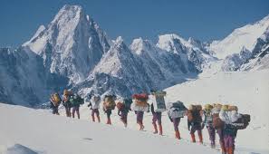 È in corso la complessa fase di discesa, che avverrà in gran parte al buio. Alpinismo K2 Invernale Tra La Storia E L Impossibile Scarpa