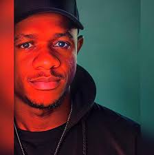 Kadja 302 joue son disstrack contre Didi B lors de son concert au palais de  la culture.