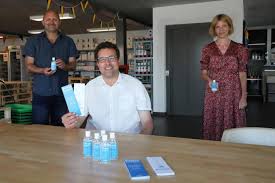 Bredene verdeelt gratis flesjes handgel met een bijzondere boodschap