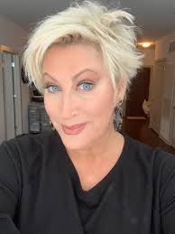 Headed to QVC to chat NEW Belle Beauty by Kim Gravel for 2020. Im in a  minimal phase where less is more. You can achieve that natural look with  #bellebeauty . 👄💋💄 #
