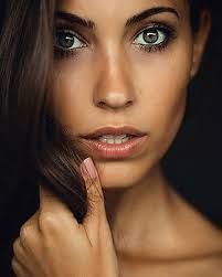 Jessica Bloss's Instagram, Twitter & Facebook