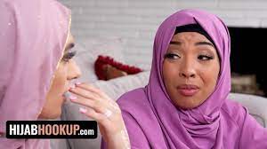 Two Muslim Babes Malina & Aubry Babcock Give StepBro A Footjob -  HijabHookup - XNXX.COM